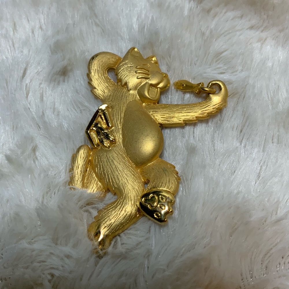 JJ Cat Eating Fish Brooch